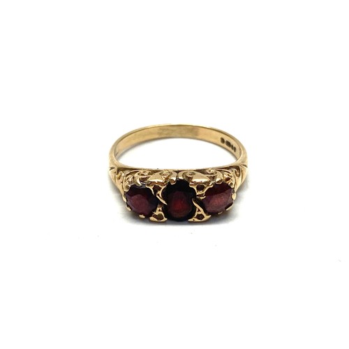 775 - 9ct gold Three stone garnet ring, size O, 3.1g