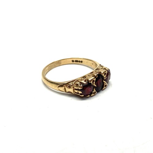 775 - 9ct gold Three stone garnet ring, size O, 3.1g