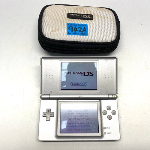 942A - Nintendo DS Lite. Working.