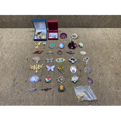 445 - Selection of brooches.