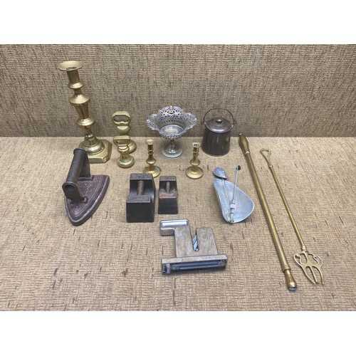 989 - Vintage brass items including: Candle sticks and cast and plate collectibles,