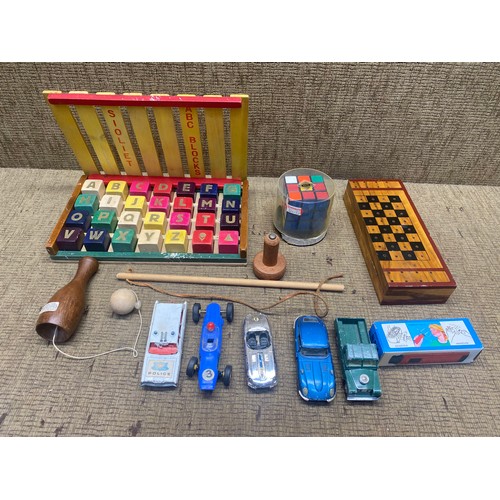 993 - Collection of vintage toys including: Sao locks and a spinning top.