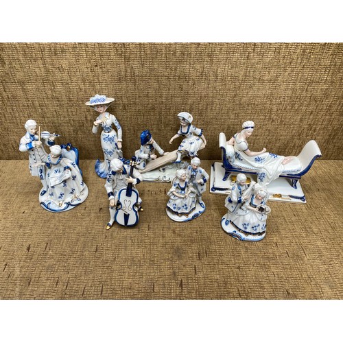 473 - Collection of blue and white figures.