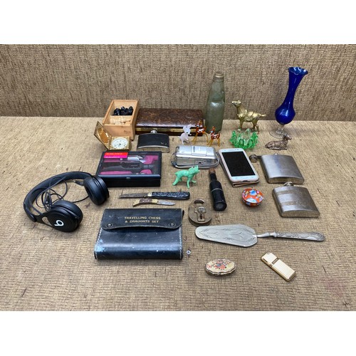 475 - Mixed collectibles including a mobile phone and chess pieces.