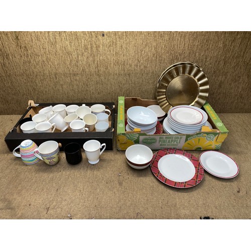 280 - Mixed selection of kitchen items including plates, cups and dishes.