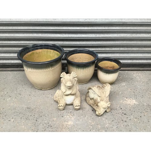 307 - 3 garden plant pots and 2 dragon ornaments.