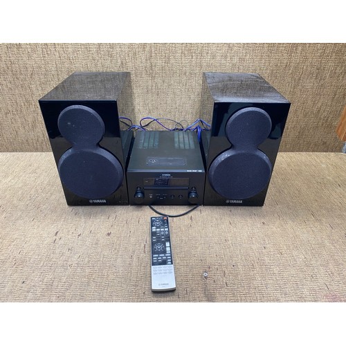 1013 - Yamaha CD receiver CRX-560 and speakers.