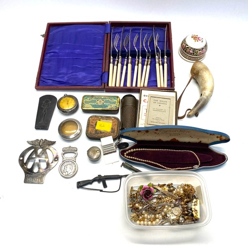 1016 - Mixed collectible including fish knives, jewellery, hunting horn and mixed curiosities.