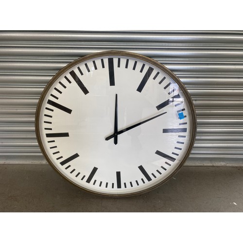 1025 - Large wall hanging clock (19hyf086).