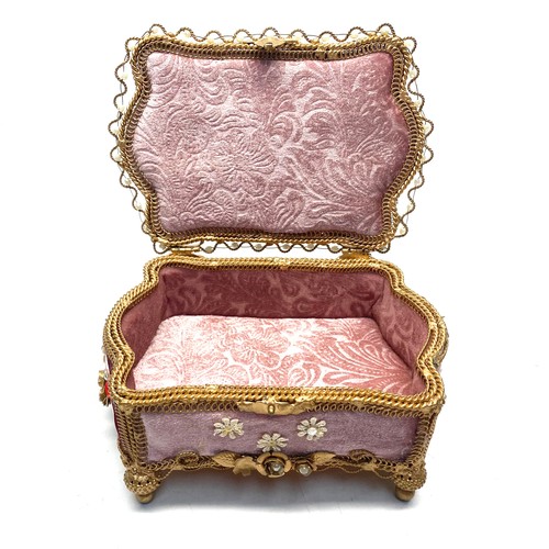 665 - Vintage jewellery box.