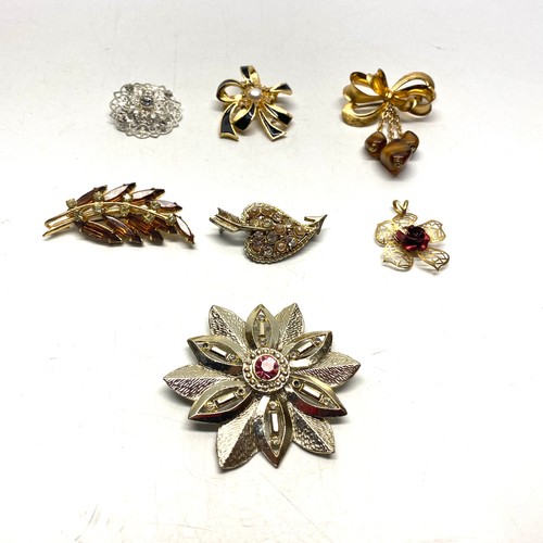 692 - 10 vintage brooches.