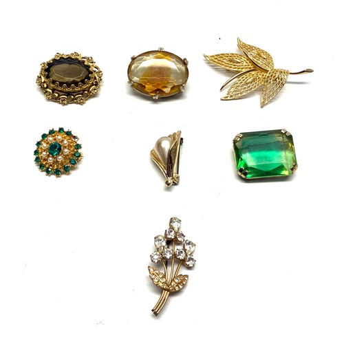 695 - 7 high quality brooches.