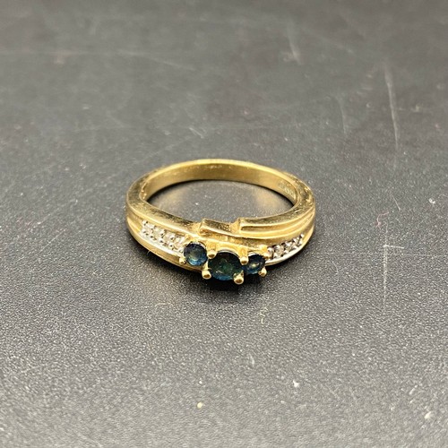 805 - 9ct Gold Ring with black diamonds and white shoulders. Size O. 3.3g.