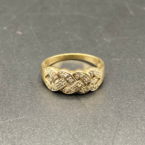 810 - 9ct Gold link chain Ring with 0.10ct of diamonds. Size O. 3.2g.