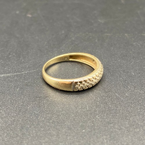 811 - 9ct Gold Ring with diamonds. Size P , 2.2g