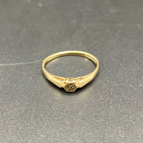 812 - 9ct Gold diamond Ring. Size Size P. 1.2g