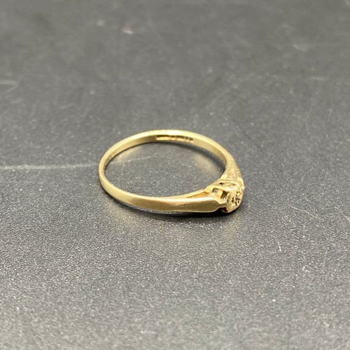 812 - 9ct Gold diamond Ring. Size Size P. 1.2g