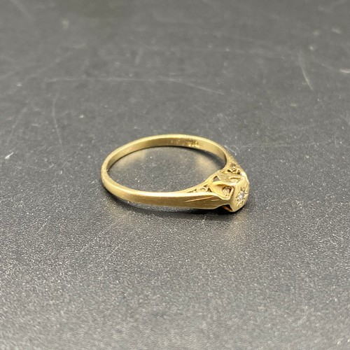 814 - 9ct gold ring with diamond size O, 1.6g