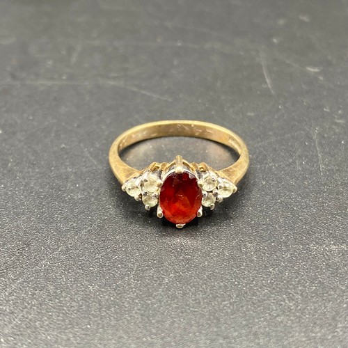 815 - 9ct Gold Ring with a garnet stone. Size J 2g.