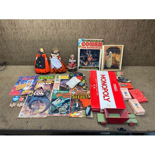 1046 - Selection of vintage toys and games including a music box card, wooden roll along toy and tarot card... 