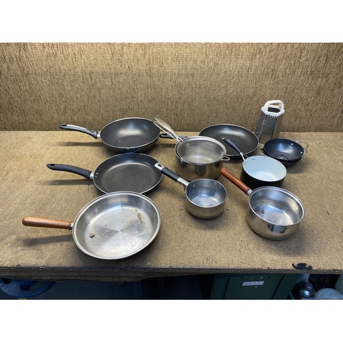 105 - Mixed kitchen items including saucepans and frying pans.