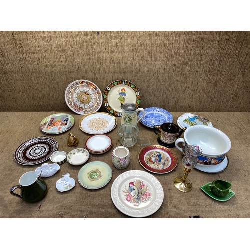 124 - collectable decorative plates including Spode, royal Daulton, wood & sons and royal Winton.