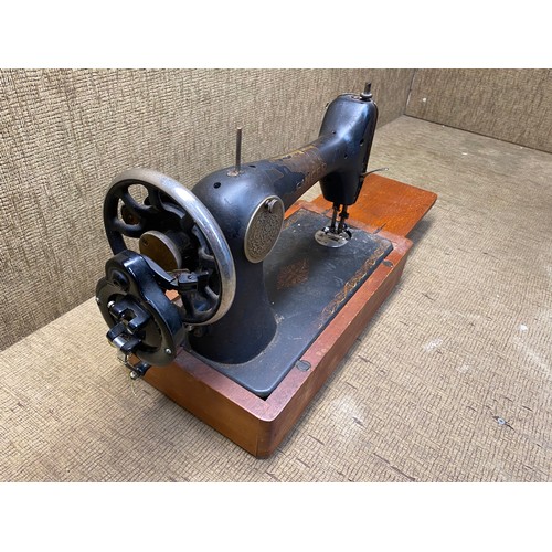 170 - Singer hand crank sowing machine.