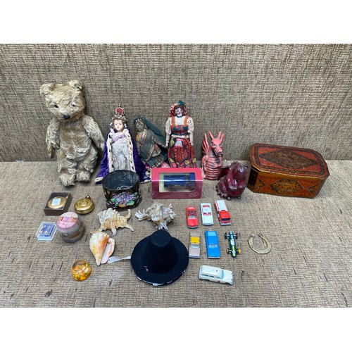 743 - Selection of curiosities including: Teddy bears, dolls.