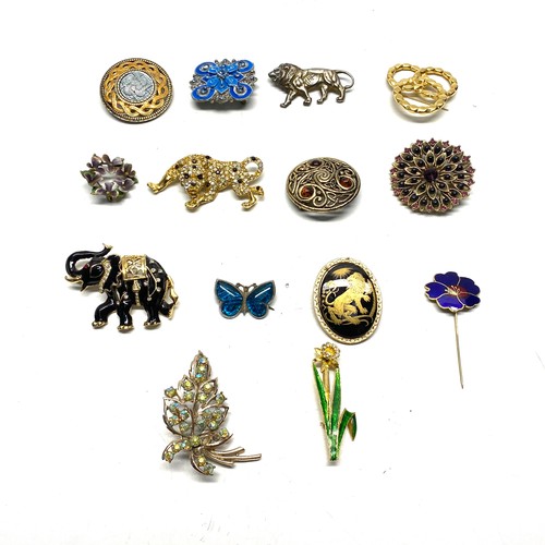 754 - 12 vintage Brooches.