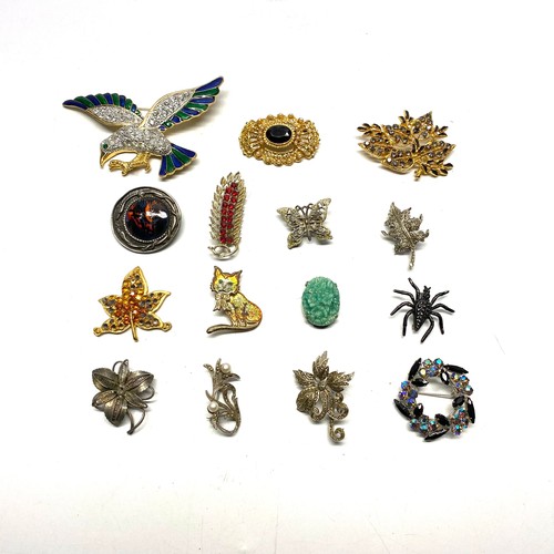 755 - 12 vintage Brooches.