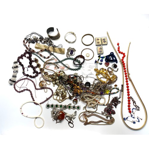 760 - Collection of vintage costume Jewelry.