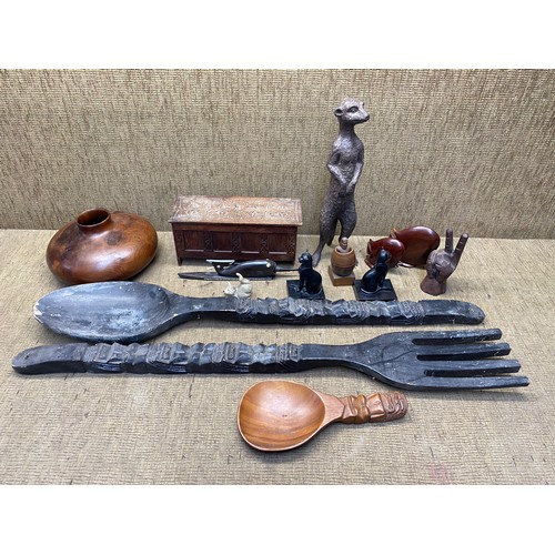 1099 - Selection of treen including a large fork & spoon.