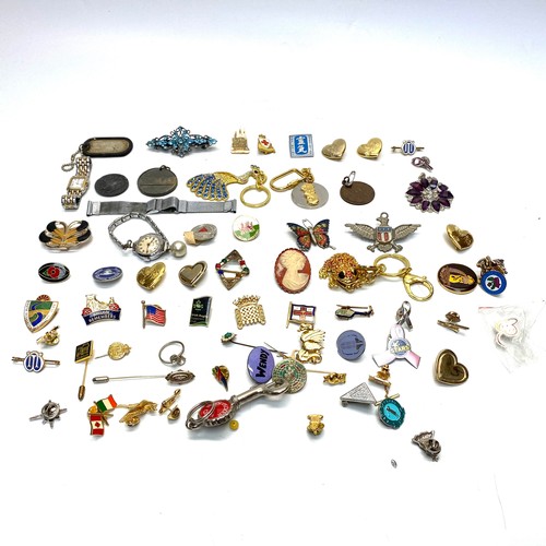 473 - Mixed selection of jewellery including necklaces and badges.