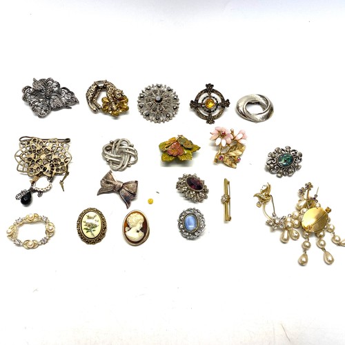 474 - Mixed selection of 19 brooches.