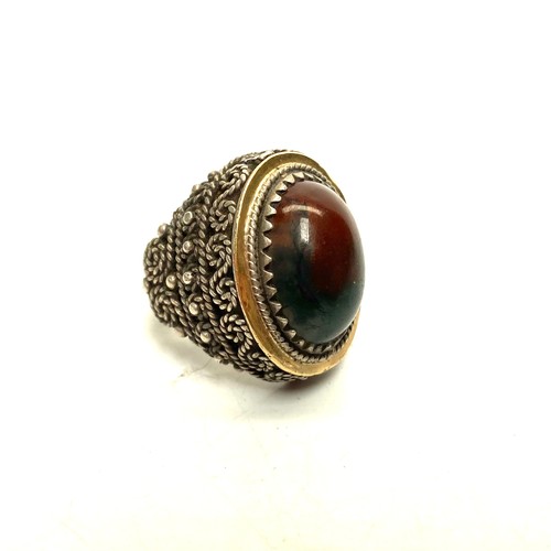 905 - Yemini Kabdi aqeeq aqiq Agate ring in a silver mount. (NHMMYOMU)