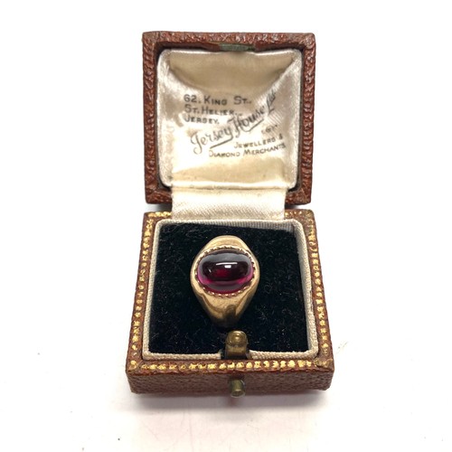 917 - 9ct gold ring with a nice Cabochon Garnet stone. Size M and 2.7g.