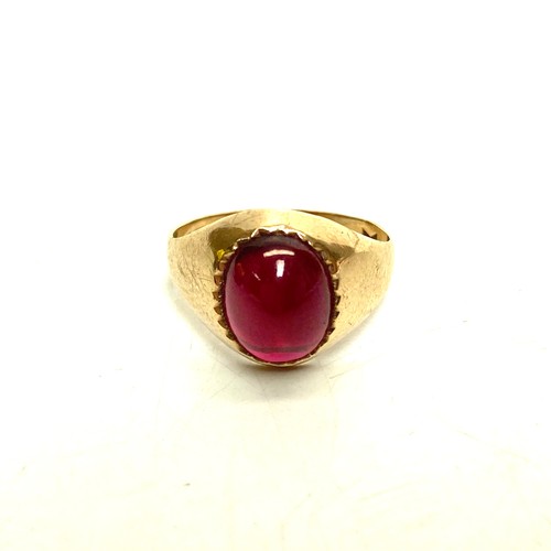 917 - 9ct gold ring with a nice Cabochon Garnet stone. Size M and 2.7g.