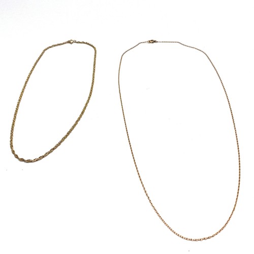 914 - Two 9ct gold necklaces (one clasp stamped) 4.2g.