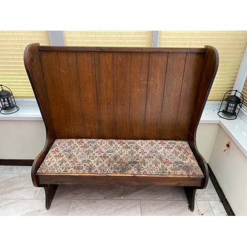 1108 - Vintage settle with high back and upholstered seat 122cm