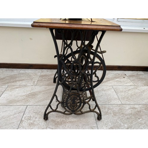 1110 - Singer treadle sewing machine cast iron base