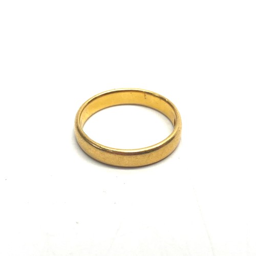 814B - 22ct gold band. Size K. 3.6G