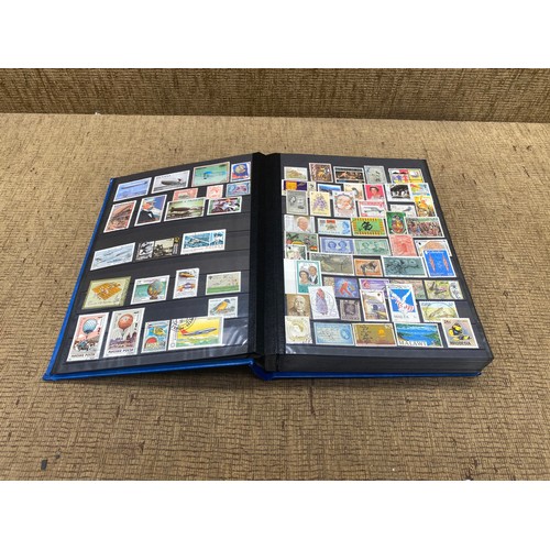 786 - World book of stamps collection in mint condition full, containing 64 pages.