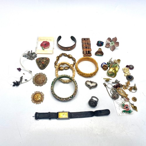 400 - Vintage costume Jewellery including four brooches.