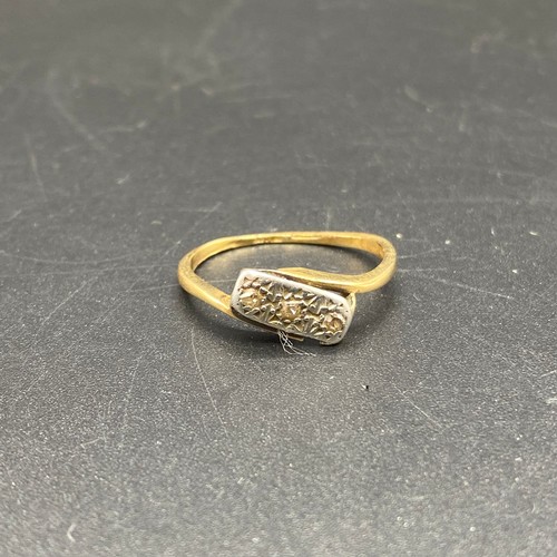 804 - 18k Gold ring with three diamonds and a platinum mount. 1.9g.