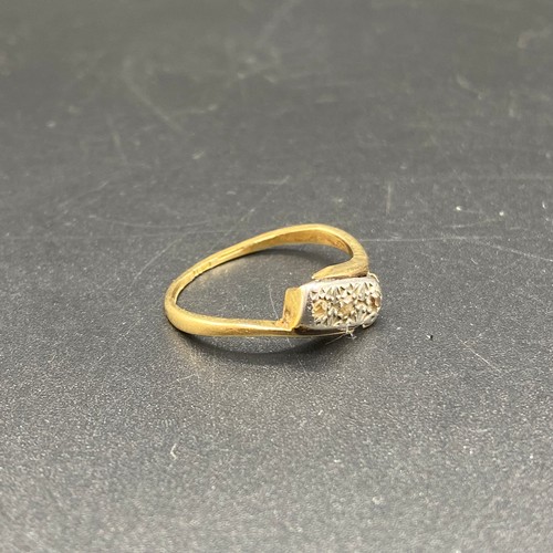 804 - 18k Gold ring with three diamonds and a platinum mount. 1.9g.