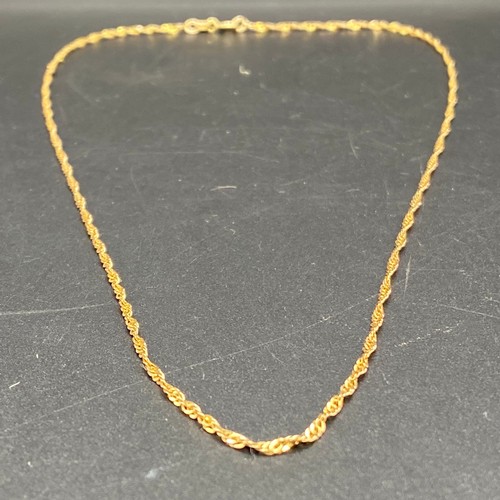 809 - 9ct gold twisted rope chain. 3g