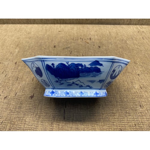 1019 - Scallop edged Chinese blue and white bowl.