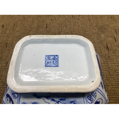 1019 - Scallop edged Chinese blue and white bowl.