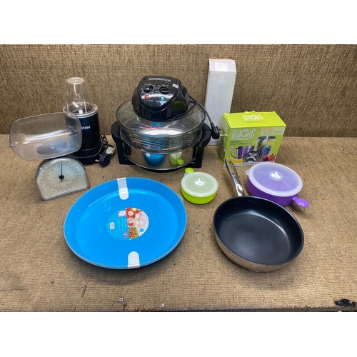 62 - Mixed selection of kitchenware including: A Nutri-Blitzer, a nutrition extractor.