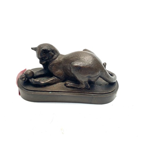 669 - Bronzed resin cat with a ball of twine.